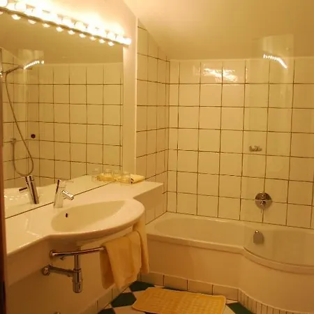 Der Erlhof Restaurant & Hotell 3*